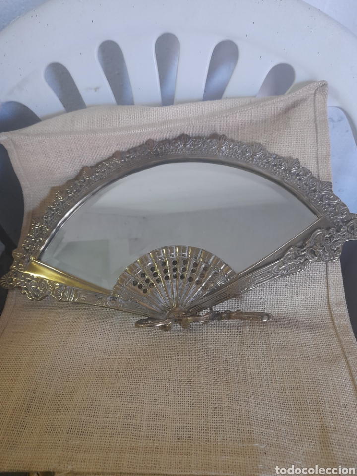Antig&uuml;edades: Antiguo espejo de bronce forma de abanico - Foto 1