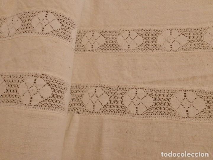 Antig&uuml;edades: PRECIOSA GRAN COLCHA CUBRECAMA DE HILO DE CA&Ntilde;AMO CON ENCAJES Y FLECOS 2,10 X 2,50 CM