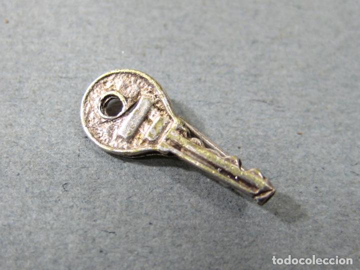 Antig&uuml;edades: PEQUE&Ntilde;A LLAVE INSIGNIA DE PLATA - Foto 1