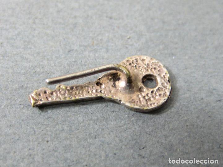 Antig&uuml;edades: PEQUE&Ntilde;A LLAVE INSIGNIA DE PLATA - Foto 2