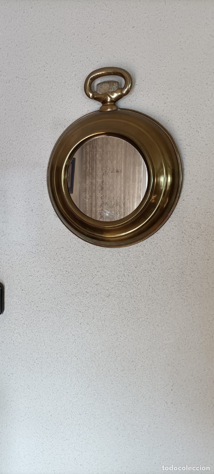 Antig&uuml;edades: ESPEJO CON EL MARCO DE LATON CON FORMA DE RELOJ - Foto 1