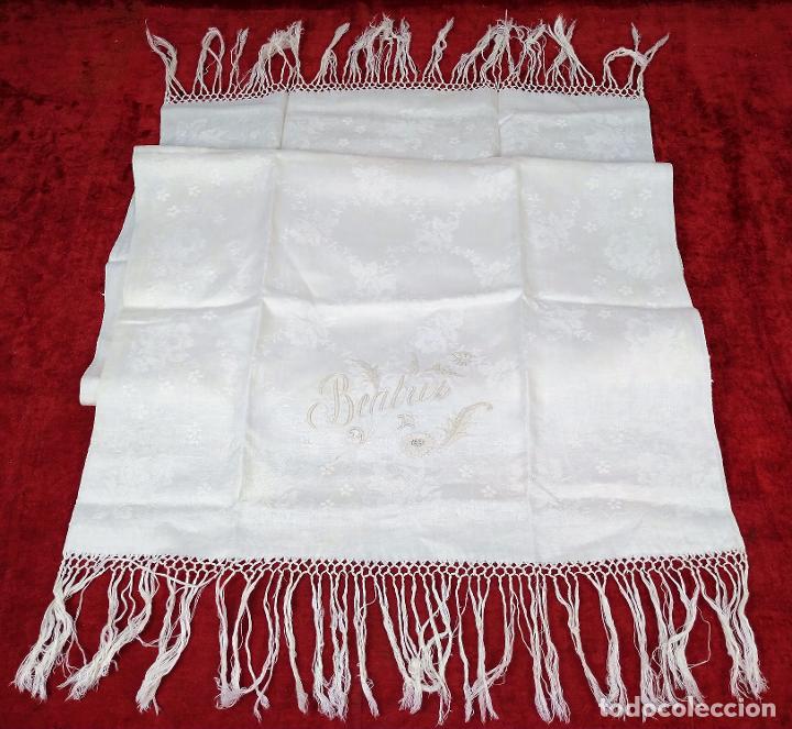 Antig&uuml;edades: ANTIGUA TOALLA EN DAMASCO. CON BORDADOS. FLECOS ANUDADOS A MANO. ESPA&Ntilde;A. SIGLO XIX