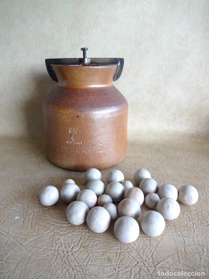 Antigüedades: antiguo y curioso bote o tarro de laboratorio industrial ceramico cucurny barcelona con bolas