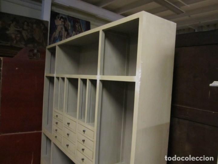 Antig&uuml;edades: Librero blanco con 12 cajones SXX - Foto 10
