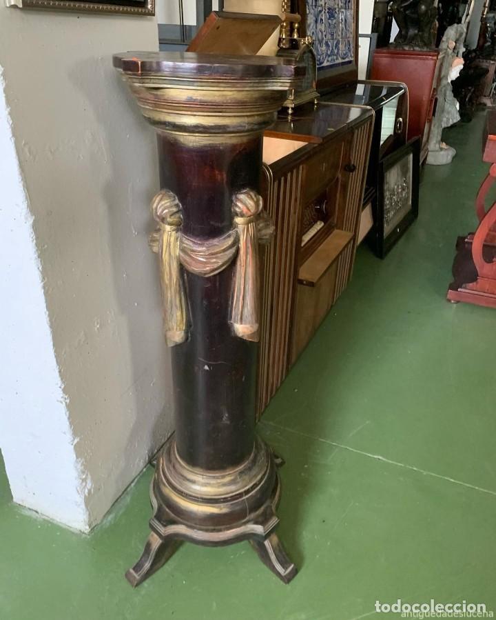 Antig&uuml;edades: Antigua Columna pedestal de madera con lazo dorado