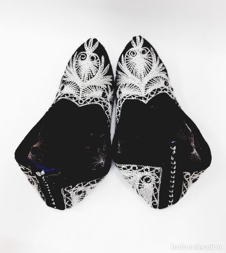 Antig&uuml;edades: Zapatillas folcl&oacute;ricas b&uacute;lgaras vintage hechas a mano