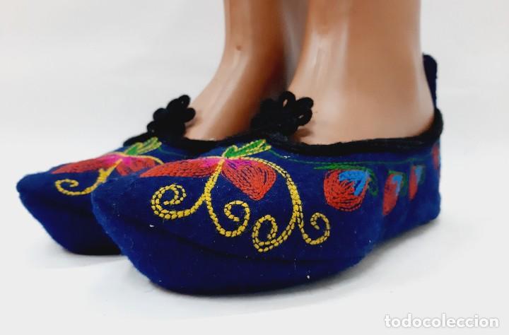 Antig&uuml;edades: Zapatillas folcl&oacute;ricas b&uacute;lgaras vintage hechas a mano