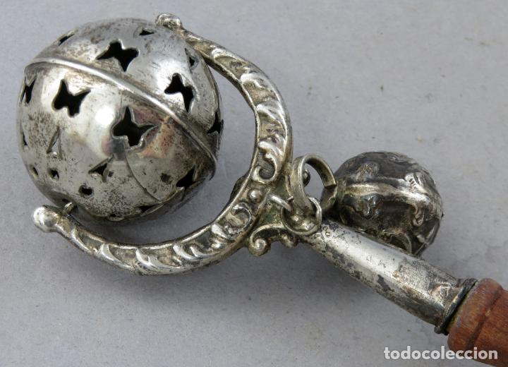 Antig&uuml;edades: Sonajero en plata con mango de madera siglo XIX - Foto 2