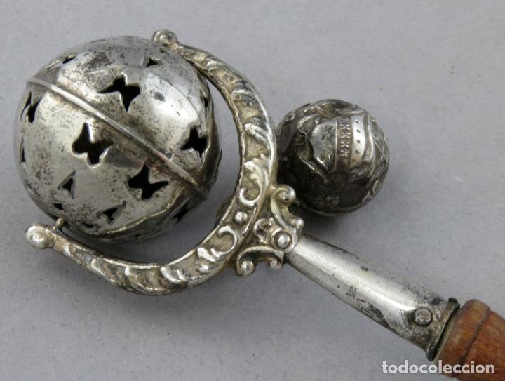 Antig&uuml;edades: Sonajero en plata con mango de madera siglo XIX - Foto 3