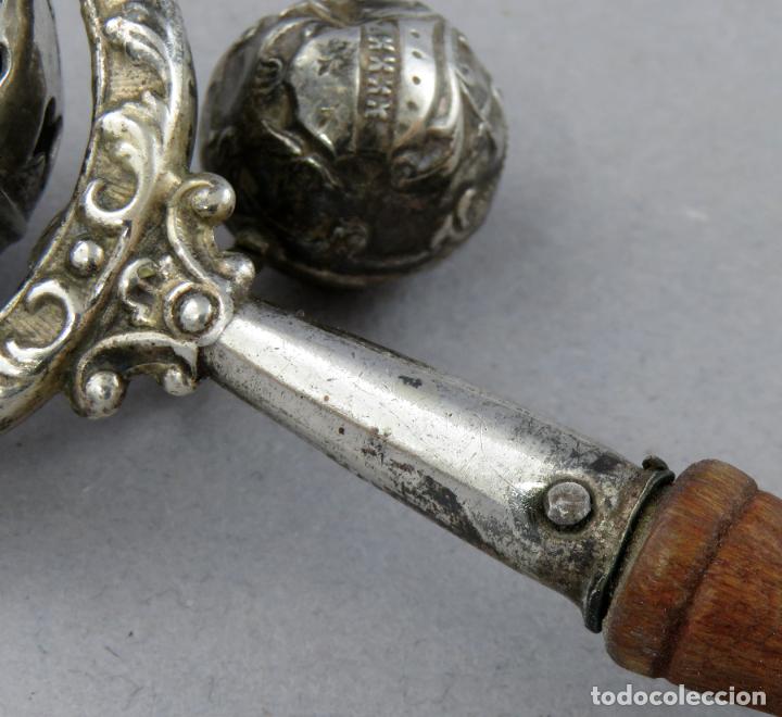 Antig&uuml;edades: Sonajero en plata con mango de madera siglo XIX - Foto 4