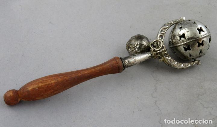 Antig&uuml;edades: Sonajero en plata con mango de madera siglo XIX - Foto 5
