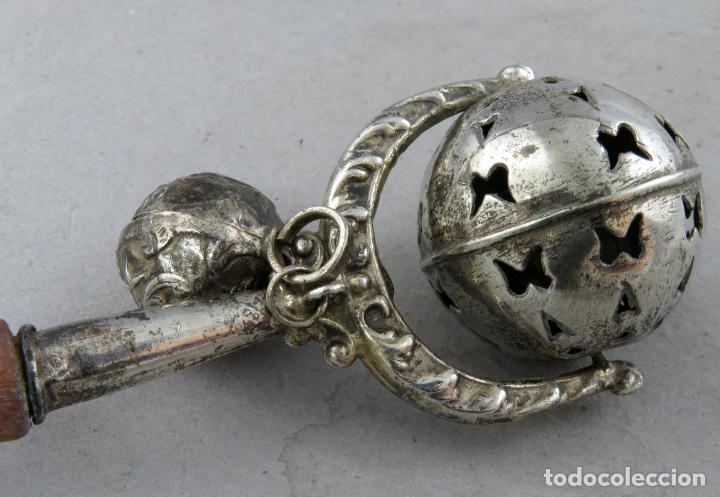 Antig&uuml;edades: Sonajero en plata con mango de madera siglo XIX - Foto 6