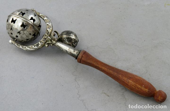 Antig&uuml;edades: Sonajero en plata con mango de madera siglo XIX - Foto 1