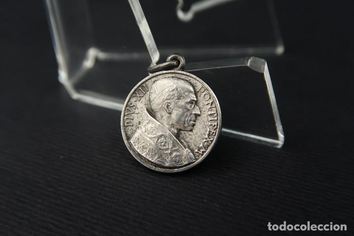Antig&uuml;edades: Antigua Medalla Religiosa de Plata - Foto 2