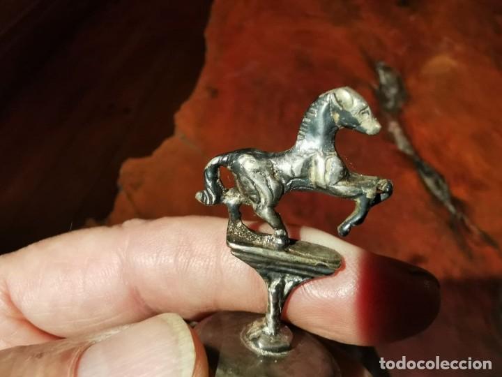 Antig&uuml;edades: CAMPANILLA PLATEADA CON CABALLO 7,5 CM - Foto 2