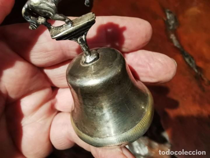 Antig&uuml;edades: CAMPANILLA PLATEADA CON CABALLO 7,5 CM - Foto 3