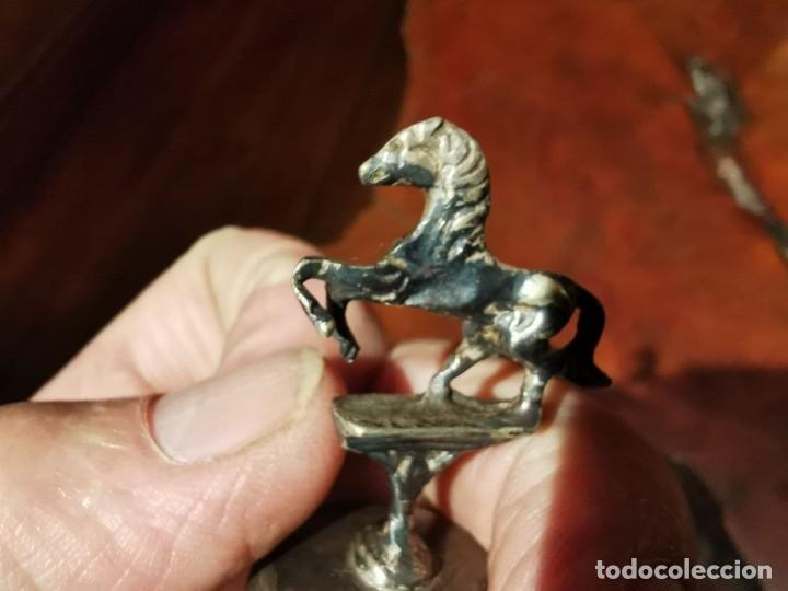 Antig&uuml;edades: CAMPANILLA PLATEADA CON CABALLO 7,5 CM - Foto 4