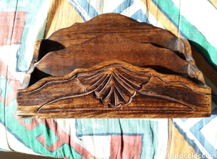 Antig&uuml;edades: Reposacartas de madera - Foto 1