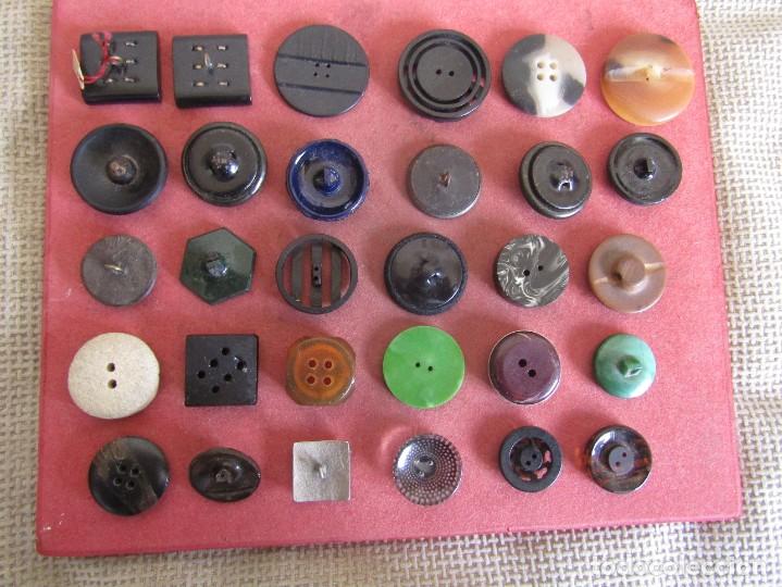 Antig&uuml;edades: Lote 30 Antiguos Botones - Foto 2