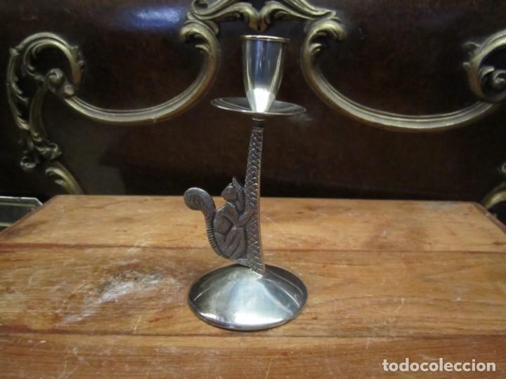 Antig&uuml;edades: Candelabro ardilla en metal plateado - Foto 1