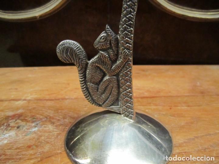 Antig&uuml;edades: Candelabro ardilla en metal plateado - Foto 2