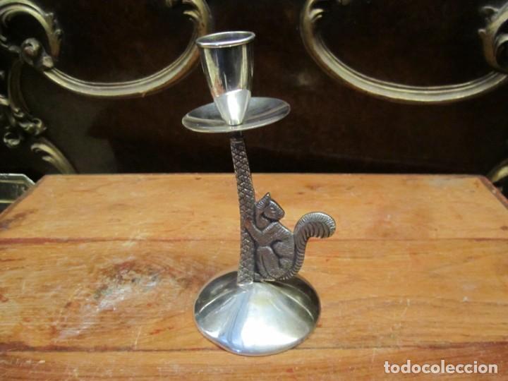 Antig&uuml;edades: Candelabro ardilla en metal plateado - Foto 4