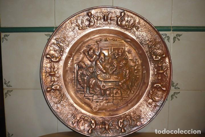 Antig&uuml;edades: Antiguo Plato de cobre Repujado 44 cm. - Foto 1