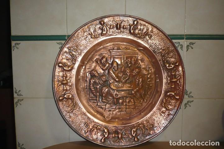 Antig&uuml;edades: Antiguo Plato de cobre Repujado 44 cm. - Foto 2