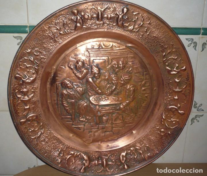 Antig&uuml;edades: Antiguo Plato de cobre Repujado 44 cm. - Foto 3