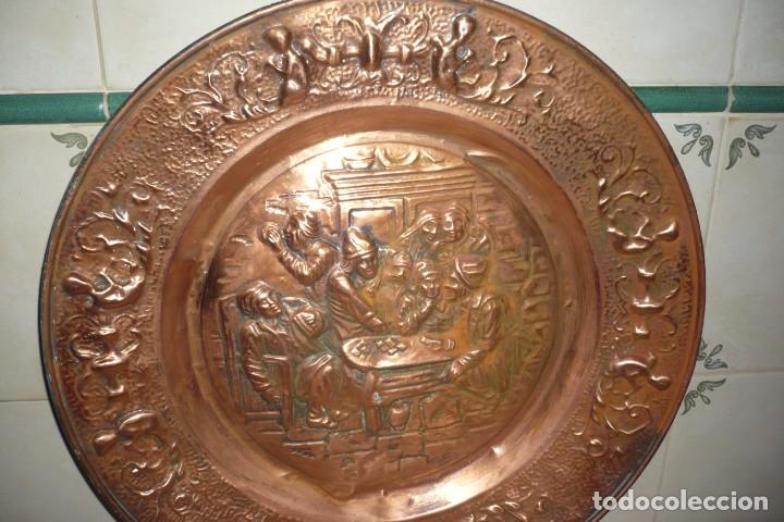 Antig&uuml;edades: Antiguo Plato de cobre Repujado 44 cm. - Foto 4