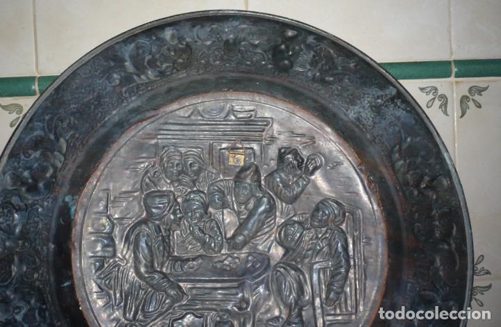 Antig&uuml;edades: Antiguo Plato de cobre Repujado 44 cm. - Foto 8