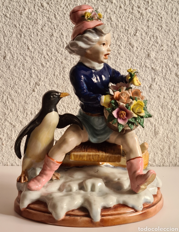 Antig&uuml;edades: Figura de Porcelana Chica con Ramo de Flores Nieve y Ping&uuml;ino - Decoraci&oacute;n Escena Hivernal
