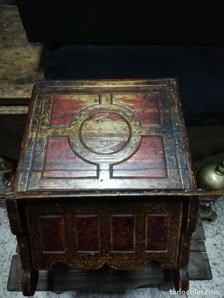 Antig&uuml;edades: ATRIL DE MADERA TALLADA Y POLICROMADA S. XVII - Foto 4