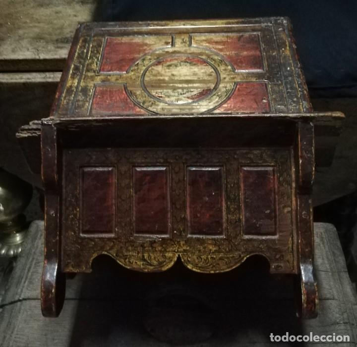 Antig&uuml;edades: ATRIL DE MADERA TALLADA Y POLICROMADA S. XVII - Foto 6