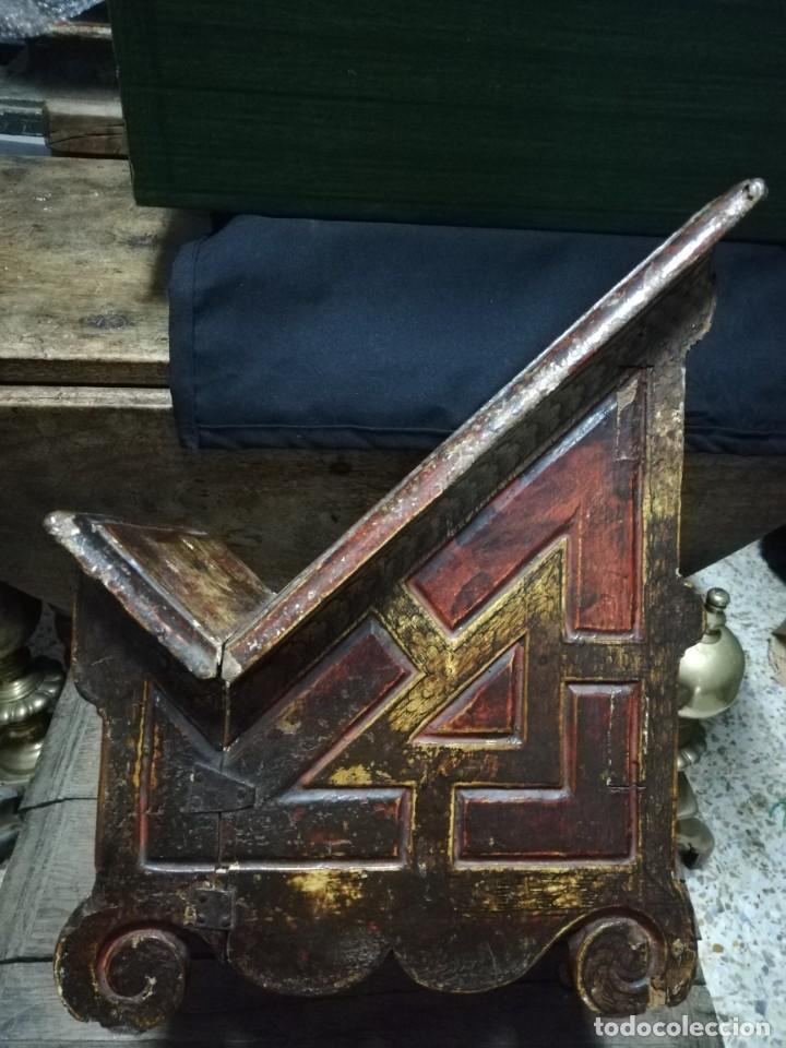 Antig&uuml;edades: ATRIL DE MADERA TALLADA Y POLICROMADA S. XVII - Foto 8
