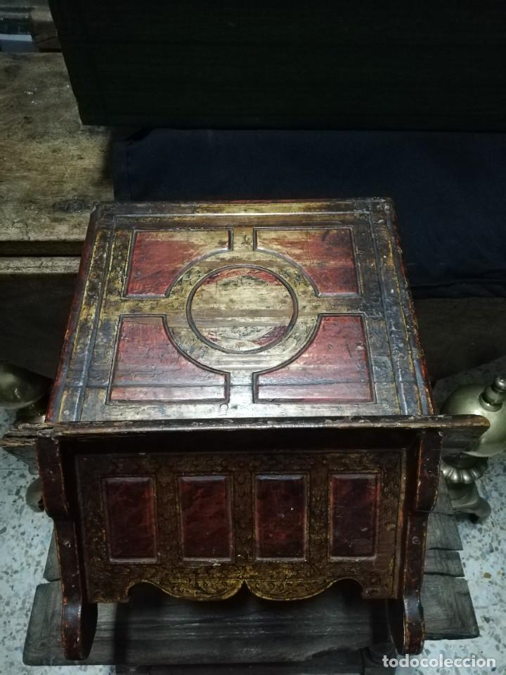 Antig&uuml;edades: ATRIL DE MADERA TALLADA Y POLICROMADA S. XVII - Foto 11