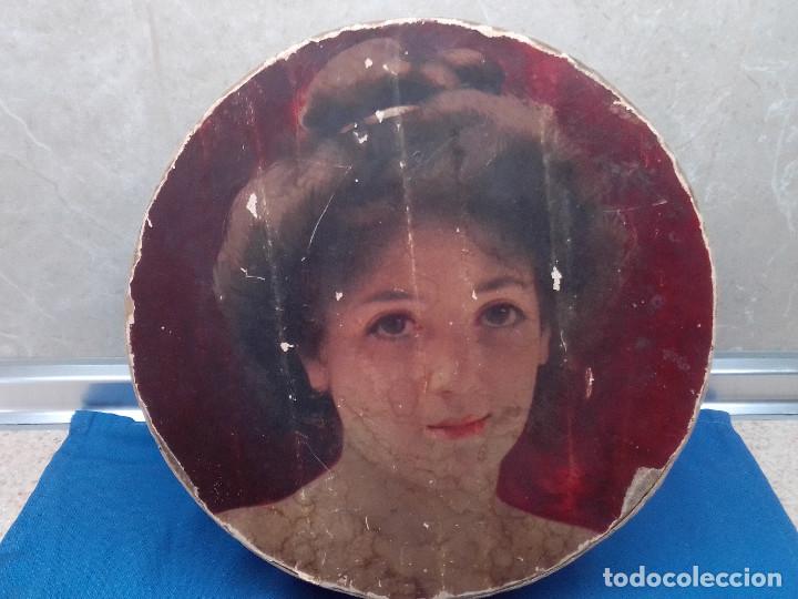 Antig&uuml;edades: BONITA CAJA REDONDA DE CARTON PIEDRA CON DIBUJO DE MUJER SOBRE 1900 APROX. * VER FOTOS *