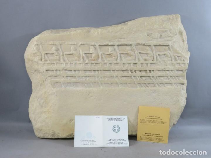 Antig&uuml;edades: Placa en yeso reproducci&oacute;n de relieve en m&aacute;rmol Lenormant 410 a C del Museo de la Acr&oacute;polis Atenas