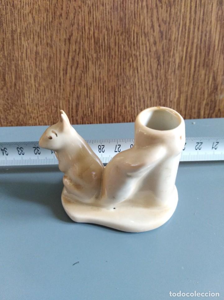 Antiques: Figura de porcelana palillero (997)