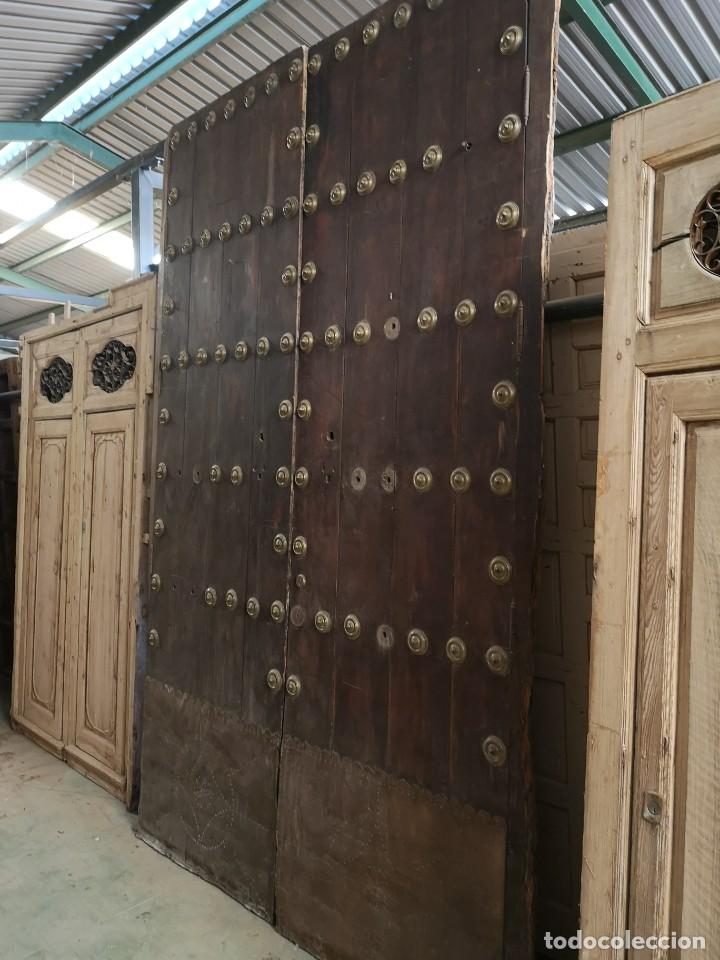Oggetti Antichi: Port&oacute;n antiguo de clavos de doble hoja