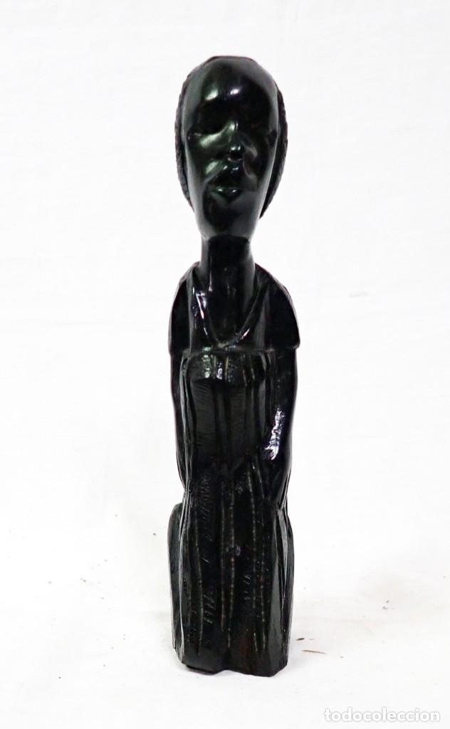 Antig&uuml;edades: FIGURA MUJER ARRODILLADA TALLA DE MADERQA - Foto 1