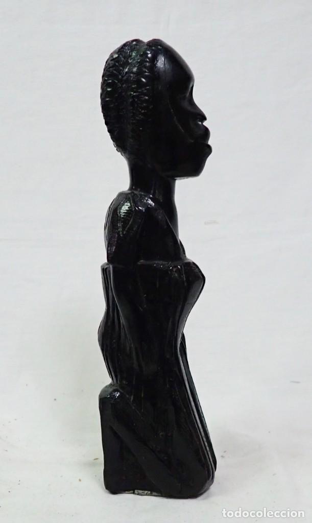 Antig&uuml;edades: FIGURA MUJER ARRODILLADA TALLA DE MADERQA - Foto 2