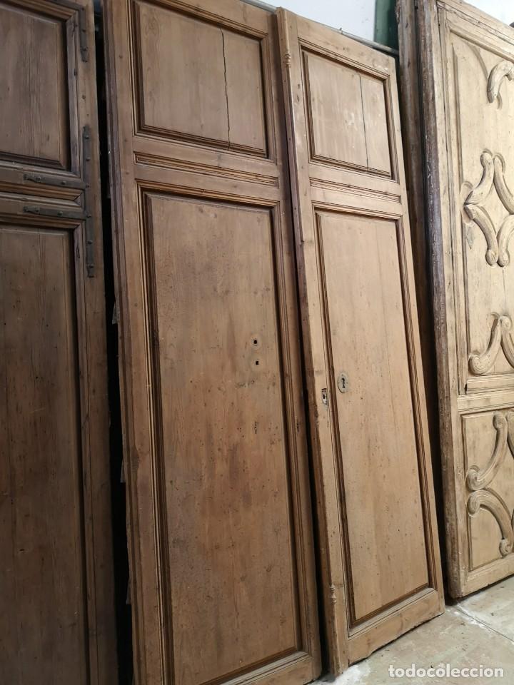 Gran puerta antigua de exterior