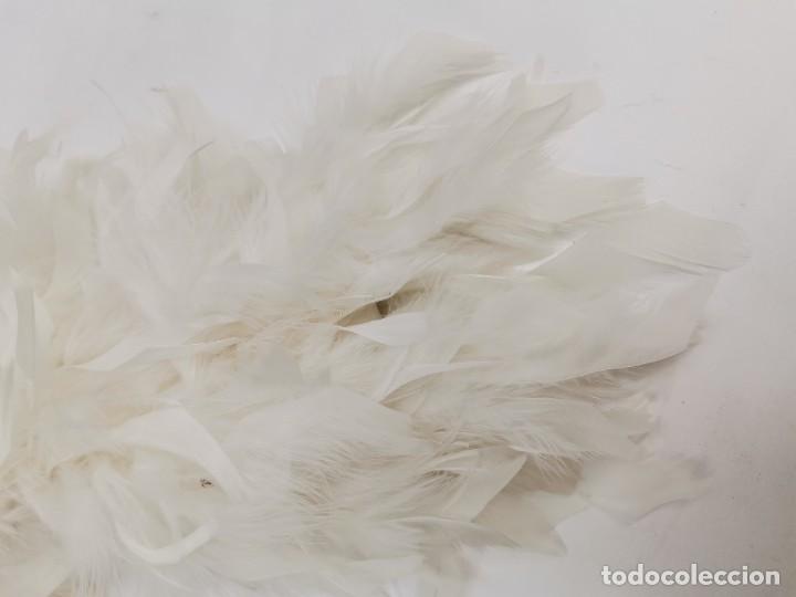 Boa de plumas blancas