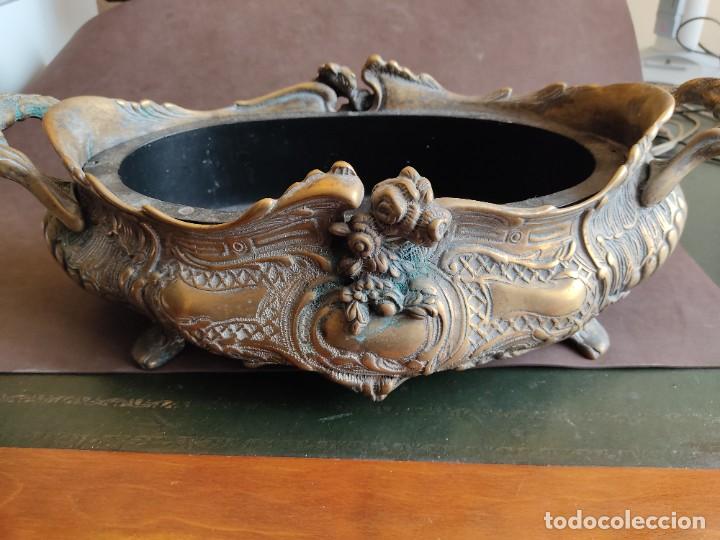 Antig&uuml;edades: Centro de mesa y jardinera de bronce completo - Foto 1