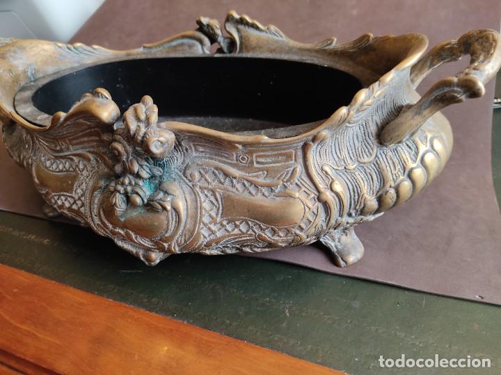Antig&uuml;edades: Centro de mesa y jardinera de bronce completo - Foto 2