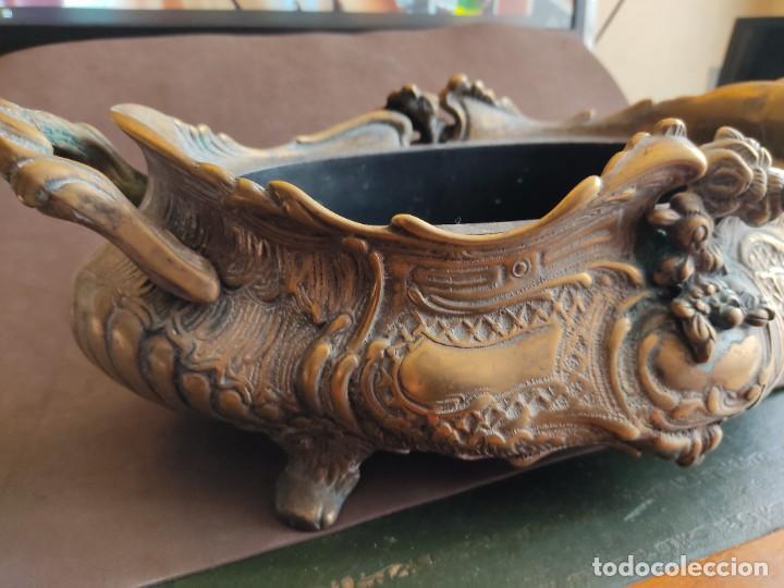 Antig&uuml;edades: Centro de mesa y jardinera de bronce completo - Foto 4