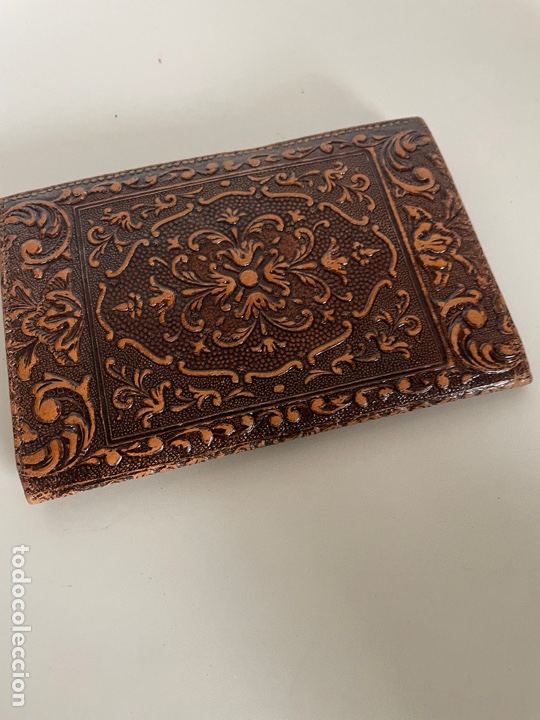 Antig&uuml;edades: Cartera cuero repujado - Foto 2