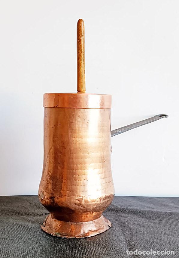 Antig&uuml;edades: Chocolatera de cobre con palo - Foto 1