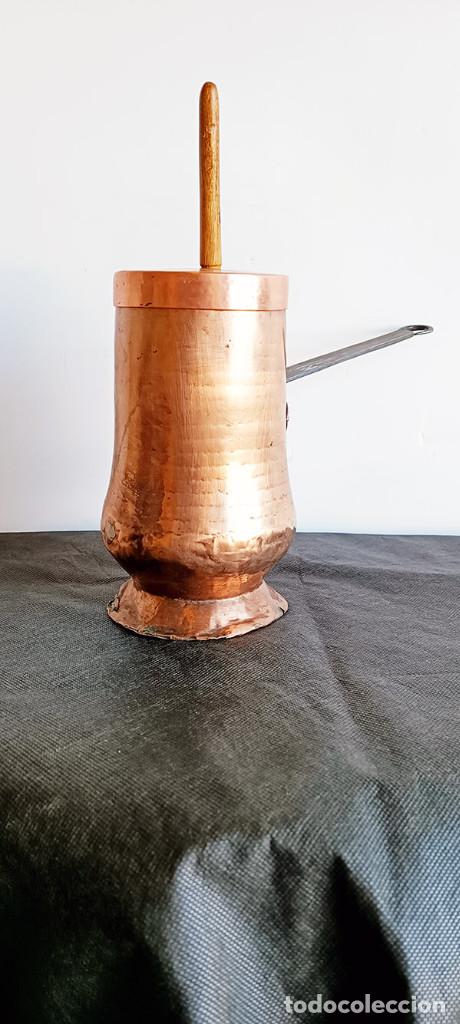 Antig&uuml;edades: Chocolatera de cobre con palo - Foto 2
